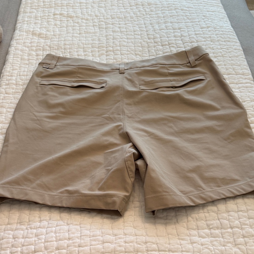 lululemon Mens classic 7” ABC Warpstreme tan shorts size 33 - Picture 2 of 4